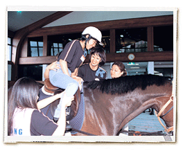 말을 타고 있는 니타 마루미