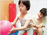 재활승마 참가아동이 치료용 공 위에서 균형운동하는 모습