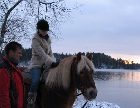 핀란드 승마치료사 Jyrki Nikannee와 클라이언트가 핀란드 호수 옆에서 잠시 쉬는 모습
